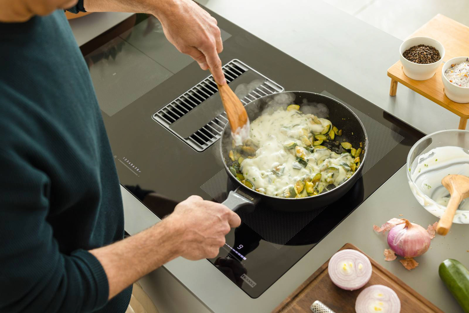 La gamma di piani cottura aspiranti Franke 2gether offre 8 modelli tra cui scegliere. In particolare Mythos 2gether Glass si distingue per l’assoluta raffinatezza in grado di integrarsi perfettamente in tutte le cucine di alta gamma. Ha elegante superficie in vetro nero ed è dotato di quattro zone a induzione oltre a due zone di cottura flessibili e cappa con potenza di 620 mc/h, supportata da una funzione booster per una rapida immissione di aria fresca, quando necessario. Prezzo da rivenditore. http://www.franke.it La gamma di piani cottura aspiranti Franke 2gether offre 8 modelli tra cui scegliere. In particolare Mythos 2gether Glass si distingue per l’assoluta raffinatezza in grado di integrarsi perfettamente in tutte le cucine di alta gamma. Ha elegante superficie in vetro nero ed è dotato di quattro zone a induzione oltre a due zone di cottura flessibili e cappa con potenza di 620 mc/h, supportata da una funzione booster per una rapida immissione di aria fresca, quando necessario. Prezzo da rivenditore. http://www.franke.it