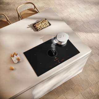 NikolaTesla Switch Glow di Elica nasconde sotto la superficie lineare in vetro nero un potente sistema di estrazione dell’aria che è possibile attivare semplicemente ruotando il flap posto al centro. L’interfaccia comandi è intuitiva e facile da usare grazie a 5 touch a scorrimento, uno per ognuna delle 4 zone cottura e uno per l'aspirazione. La funzione Warming Mode è ideale sia per ricette a cottura lenta, che per mantenere il cibo in caldo mentre altre preparazioni sono in corso mentre quella Recall permette di recuperare in pochi secondi tutti i livelli di potenza e i timer precedentemente selezionati. In classe A+, ha portata massima di 630 mc/h e regola automaticamente la velocità di aspirazione, ottimizzando così il consumo energetico e le prestazioni. È larga 80 cm. Prezzo da rivenditore. www.elica.com NikolaTesla Switch Glow di Elica nasconde sotto la superficie lineare in vetro nero un potente sistema di estrazione dell’aria che è possibile attivare semplicemente ruotando il flap posto al centro. L’interfaccia comandi è intuitiva e facile da usare grazie a 5 touch a scorrimento, uno per ognuna delle 4 zone cottura e uno per l'aspirazione. La funzione Warming Mode è ideale sia per ricette a cottura lenta, che per mantenere il cibo in caldo mentre altre preparazioni sono in corso mentre quella Recall permette di recuperare in pochi secondi tutti i livelli di potenza e i timer precedentemente selezionati. In classe A+, ha portata massima di 630 mc/h e regola automaticamente la velocità di aspirazione, ottimizzando così il consumo energetico e le prestazioni. È larga 80 cm. Prezzo da rivenditore. www.elica.com