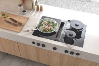 Bora Professional 3.0 è un sistema modulare di aspirazione con innovativo comando con manopole e piani cottura personalizzabili, da assemblare secondo le esigenze. I piani di cottura extra-profondi (54 cm) aumentano lo spazio disponibile per cucinare, permettendo di accogliere anche 2 grosse pentole poste l’una dietro l’altra. Accendendo l'aspiratore la valvola di chiusura si apre e si chiude automaticamente e il controllo dell'aspirazione e la potenza si regola in modo indipendente a seconda del processo di cottura in corso. www.bora.com Bora Professional 3.0 è un sistema modulare di aspirazione con innovativo comando con manopole e piani cottura personalizzabili, da assemblare secondo le esigenze. I piani di cottura extra-profondi (54 cm) aumentano lo spazio disponibile per cucinare, permettendo di accogliere anche 2 grosse pentole poste l’una dietro l’altra. Accendendo l'aspiratore la valvola di chiusura si apre e si chiude automaticamente e il controllo dell'aspirazione e la potenza si regola in modo indipendente a seconda del processo di cottura in corso. www.bora.com