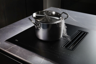 Il piano cottura Serie 8000 SaphirMatt di Aeg è caratterizzato da un design di grande impatto con finitura nera opaca che resiste ai graffi quattro volte di più rispetto al modello in vetroceramica standard e di facile manutenzione. La tecnologia FlexiPower Management permette di regolare l’assorbimento di energia, mentre la funzione Stop&Go preserva calde le zone cottura senza dover mantenere il piano attivo. Basta un tocco dei comandi elettronici SliderTouch per gestire le quattro zone cottura e la cappa filtrante integrata che si attiva automaticamente, monitorando l'intensità di utilizzo del piano, per mantenere l'aria sempre fresca e pulita. Prezzo da rivenditore. http://www.aeg.it Il piano cottura Serie 8000 SaphirMatt di Aeg è caratterizzato da un design di grande impatto con finitura nera opaca che resiste ai graffi quattro volte di più rispetto al modello in vetroceramica standard e di facile manutenzione. La tecnologia FlexiPower Management permette di regolare l’assorbimento di energia, mentre la funzione Stop&Go preserva calde le zone cottura senza dover mantenere il piano attivo. Basta un tocco dei comandi elettronici SliderTouch per gestire le quattro zone cottura e la cappa filtrante integrata che si attiva automaticamente, monitorando l'intensità di utilizzo del piano, per mantenere l'aria sempre fresca e pulita. Prezzo da rivenditore. http://www.aeg.it