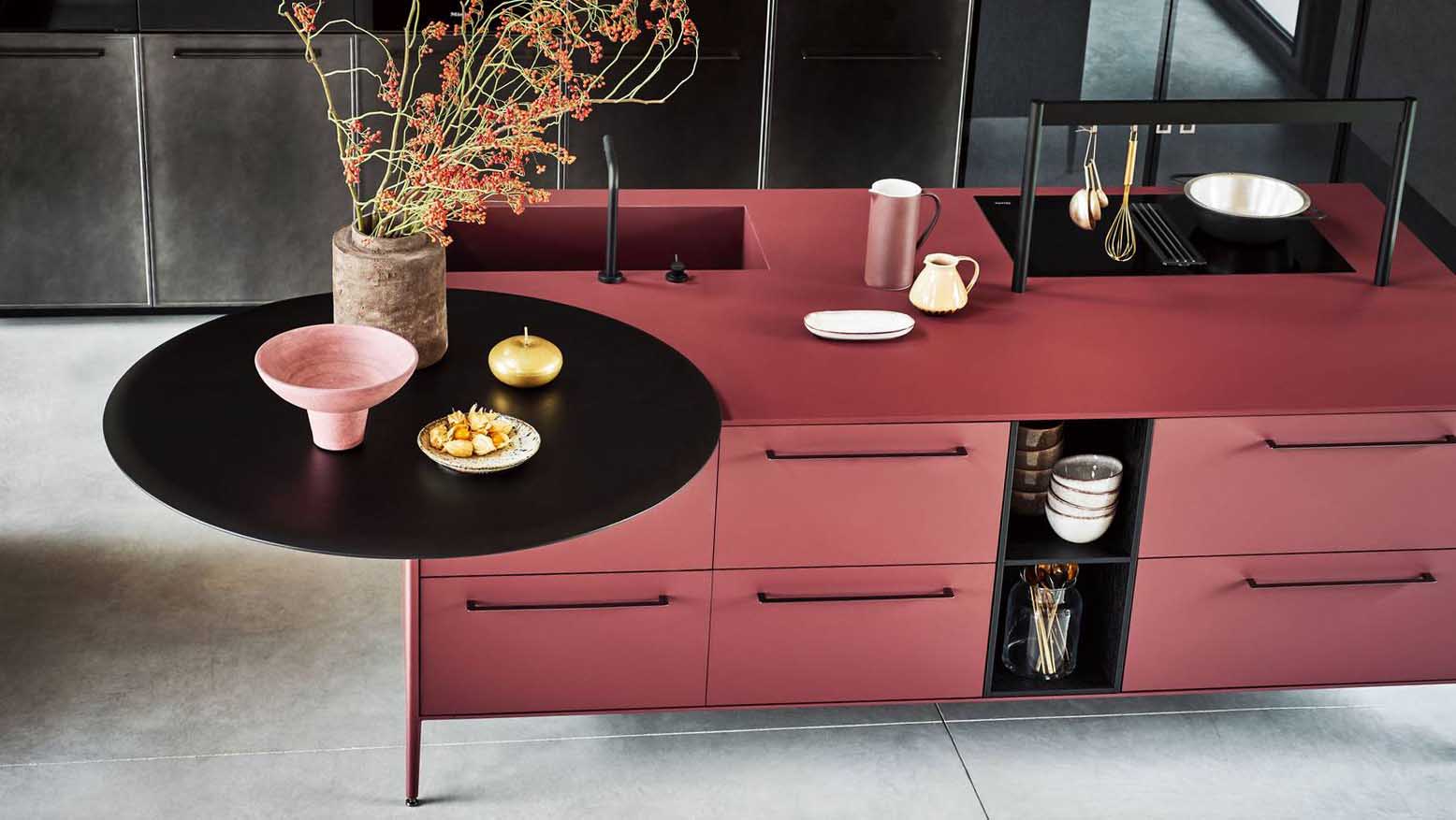 Rosso Jaipur per la cucina Unit di Cesar che si articola intorno all'isola con i piedini e la struttura in alluminio che ha il piano e le ante realizzate in laminato fenix; sono presenti due vani a giorno Compart in Rovere Corvino e un originale piano snack rotondo in appoggio sul top. Prezzo su richiesta. www.cesar.it Rosso Jaipur per la cucina Unit di Cesar che si articola intorno all'isola con i piedini e la struttura in alluminio che ha il piano e le ante realizzate in laminato fenix; sono presenti due vani a giorno Compart in Rovere Corvino e un originale piano snack rotondo in appoggio sul top. Prezzo su richiesta. www.cesar.it