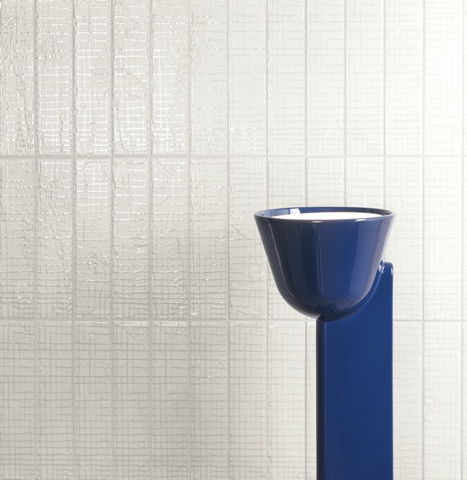 City di Cir Manifatture Ceramiche omaggia la città di Milano, icona del design contemporaneo. Il gres fine porcellanato smaltato spazia dai classici colori White, Ivory e Black ai toni di tendenza Green, Blue e Brown, tutti disponibili nella doppia versione Lux o Mat, lucida o opaca. È disponibile anche Lines e Squares, con superficie decorata dalla grafica essenziale. Formato 6,5 x 29 cm, spessore 10 mm. Costa da 70 euro al mq + Iva, con decorazione 82 euro al mq + Iva. www.cir.it City di Cir Manifatture Ceramiche omaggia la città di Milano, icona del design contemporaneo. Il gres fine porcellanato smaltato spazia dai classici colori White, Ivory e Black ai toni di tendenza Green, Blue e Brown, tutti disponibili nella doppia versione Lux o Mat, lucida o opaca. È disponibile anche Lines e Squares, con superficie decorata dalla grafica essenziale. Formato 6,5 x 29 cm, spessore 10 mm. Costa da 70 euro al mq + Iva, con decorazione 82 euro al mq + Iva. www.cir.it