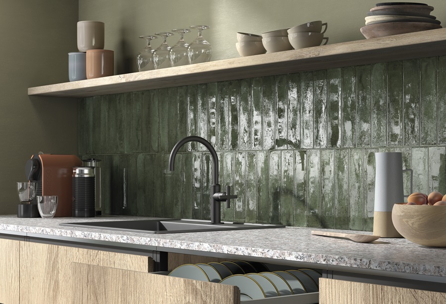 Workshop di Panaria Ceramica è un rivestimento in pasta bianca smaltata con finitura lucida, che dona lucentezza alla parete. Disponibile nel formato 6 x 24,6 cm, è in nove colori: sia neutri come Crystal, Opal, Jasmine e Rune, che più intensi come Berry, Jade, Spice, Amber e Core. La struttura è delicatamente ondulata e con irregolarità dal sapore artigianale. Spessore 8,5 mm. Costa 72,22 euro + Iva. www.panaria.it Workshop di Panaria Ceramica è un rivestimento in pasta bianca smaltata con finitura lucida, che dona lucentezza alla parete. Disponibile nel formato 6 x 24,6 cm, è in nove colori: sia neutri come Crystal, Opal, Jasmine e Rune, che più intensi come Berry, Jade, Spice, Amber e Core. La struttura è delicatamente ondulata e con irregolarità dal sapore artigianale. Spessore 8,5 mm. Costa 72,22 euro + Iva. www.panaria.it