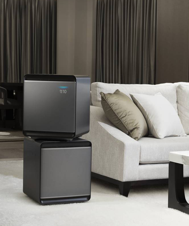 Efficace contro polveri ultrasottili, allergeni e gas inquinanti, Cube™ di Samsung funziona con tecnologia Wind-Free™ che diffonde l’aria pulita in modo uniforme e silenzioso ed è dotato di un sistema di purificazione multistrato in grado di purificare l’aria rimuovendo il 99,97% delle polveri ultra fini e degli allergeni e rimuovendo addirittura gas inquinanti come la formaldeide. È dotato di un sensore laser PM1.0 che verifica in tempo reale l’effettiva qualità dell’aria all’interno della stanza e rileva le polveri sottili, captando le particelle fino a 0,3 µm. Misura L 37 x P 38 x H 44 cm. Prezzo 799 euro. www.samsung.com Efficace contro polveri ultrasottili, allergeni e gas inquinanti, Cube™ di Samsung funziona con tecnologia Wind-Free™ che diffonde l’aria pulita in modo uniforme e silenzioso ed è dotato di un sistema di purificazione multistrato in grado di purificare l’aria rimuovendo il 99,97% delle polveri ultra fini e degli allergeni e rimuovendo addirittura gas inquinanti come la formaldeide. È dotato di un sensore laser PM1.0 che verifica in tempo reale l’effettiva qualità dell’aria all’interno della stanza e rileva le polveri sottili, captando le particelle fino a 0,3 µm. Misura L 37 x P 38 x H 44 cm. Prezzo 799 euro. www.samsung.com