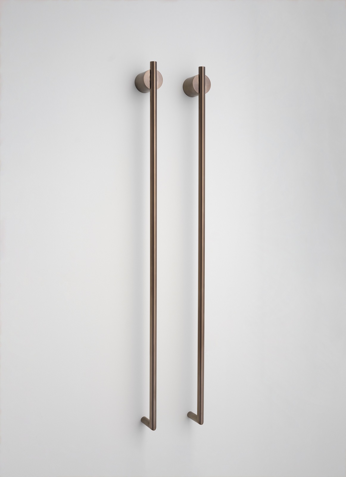 Lo scalda-accappatoio elettrico Equilibrio EQB di Cea Design in foto è realizzato in acciaio inossidabile finitura Bronzo satinata. Fa parte di un sistema modulare composto di uno o più elementi disponibili in due lunghezze, da 58 cm e 106 cm (come in foto), installabili sia in verticale sia in orizzontale. Alimentato a energia elettrica a basso voltaggio, ha design pulito e lineare che ne permette la massima componibilità e/o ripetibilità. È disponibile nelle varianti satinato e lucidato e nelle finiture speciali Black Diamond, Bronzo, Rame e Light Gold, ecologiche e biocompatibili. Prezzo in finitura Bronzo satinata, nella versione in foto, compreso corpo incasso, 3.932 euro. www.ceadesign.it