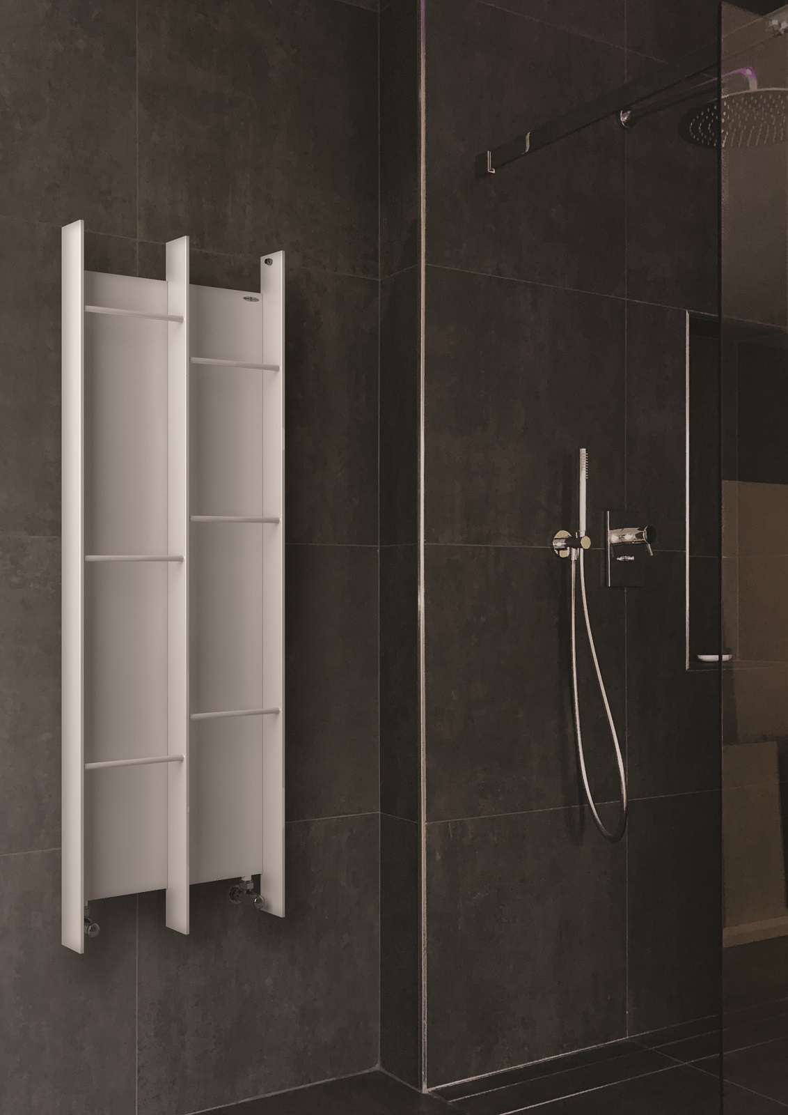 Si ispira al formalismo giapponese e alla sua essenzialità lo scaldasalviette KUO di Brem ottenuto da una piastra piatta ai cui lati sono sovrapposti elementi verticali. Gli elementi tubolari orizzontali sono minimali e sottilissimi. Il modello doppio in foto misura L 49 x H 140 cm. Prezzo, Iva esclusa, 917 euro. www.brem.it