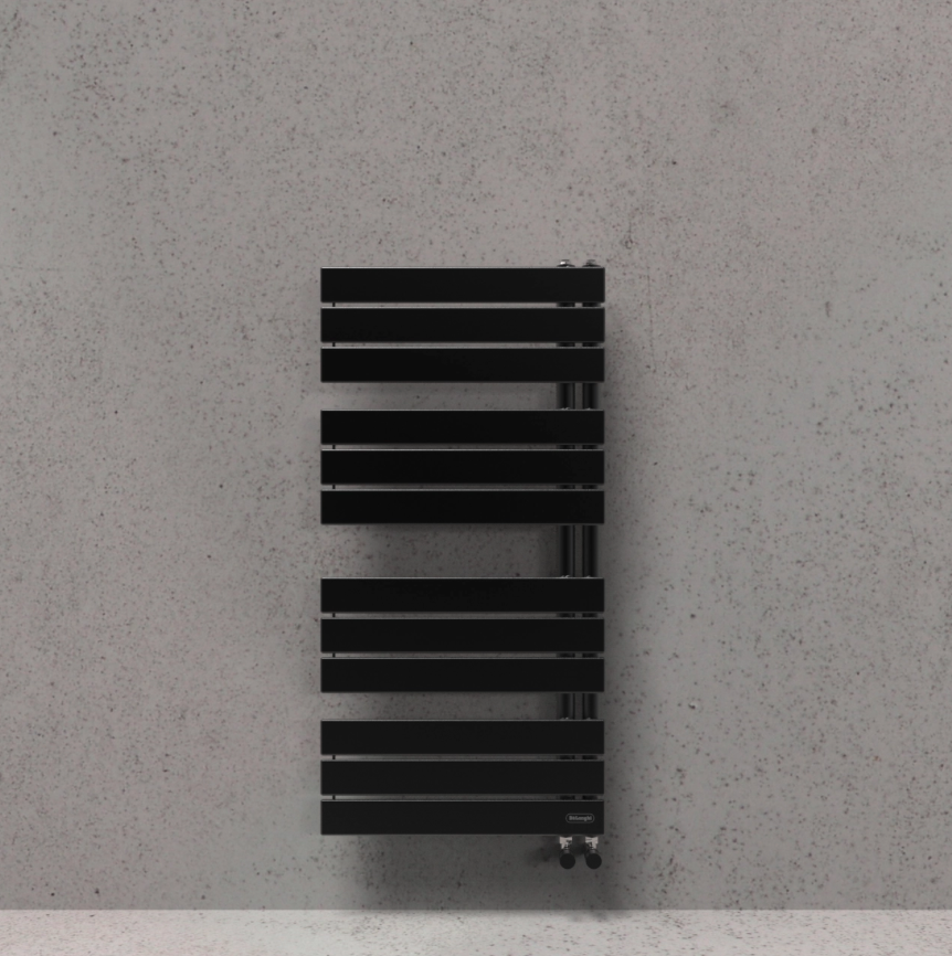 Ha un design compatto lo scaldasalviette ad acqua calda verticale Madeira De'Longhi distribuito da Leroy Merlin in acciaio con finitura antracite. Misura L 55 x H 110 cm. Prezzo 299 euro. www.leroymerlin.it