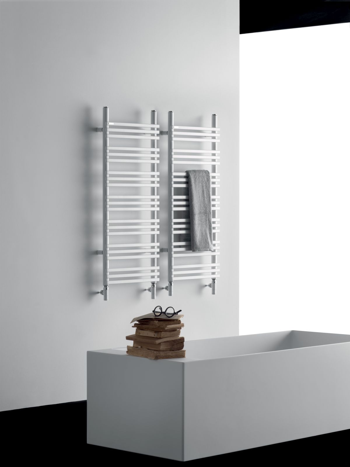 La collezione di scaldasalviette Rabbit di Antrax IT si articola in base alle forme degli elementi orizzontali, che possono avere sezione circolare, con diametro di 1,3 cm o di 2,2 cm, o rettangolare, di 2 x 1,5 cm, raggruppati in ritmature regolari e saldati agli staggi verticali. Questi risultano più lunghi nella parte superiore e creano così due ganci ai quali si può attaccare l’accappatoio. Gli scandasalviette sono realizzati in acciaio al carbonio 100% riciclabile. Previsti per sola installazione verticale, possono avere alimentazione idraulica, elettrica o mista e sono proposti in quattro dimensioni. Il modello che misura L 43,5 x H 105,2 cm nei colori bianco opaco, nero opaco o lucido costa, Iva esclusa, 360 euro. www.antrax.it