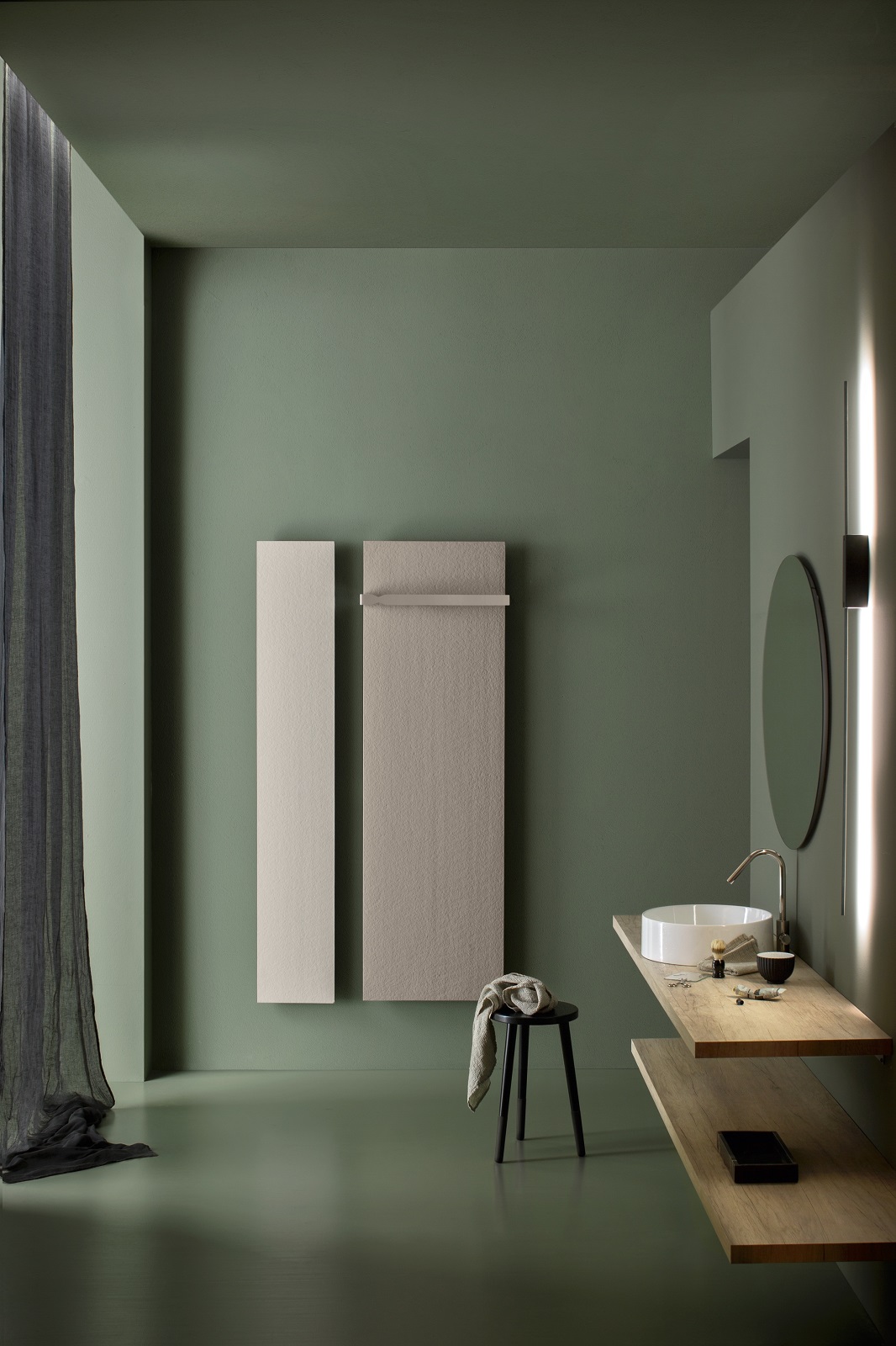 Ha design sobrio il pannello radiante Trendy di Livingstone®, marchio di Arblu. In polvere di marmo, funziona con trasferimento del calore a irraggiamento. Personalizzabile nei colori, è possibile stamparci un’immagine, un tema, una texture sulla superficie per abbinarlo all’arredo. Prezzo del modello elettrico, Iva esclusa, del formato L 55 x H 180 cm 1.388 euro. www.arblu.it