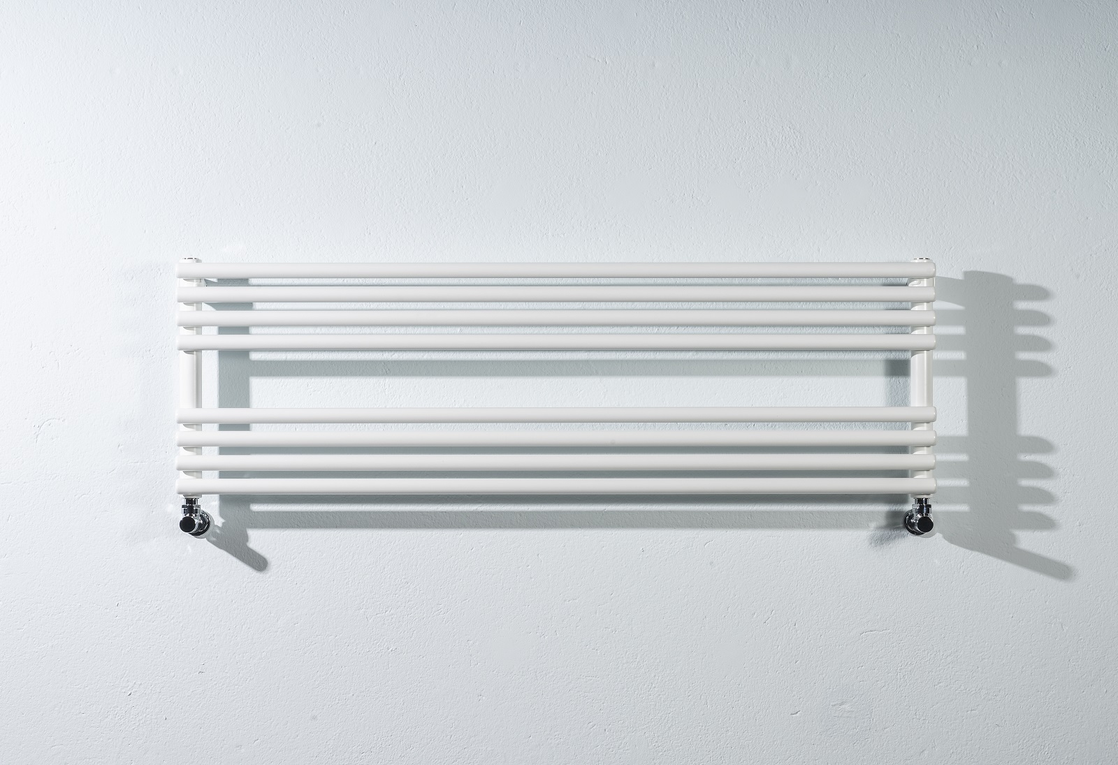 È in acciaio lo scaldasalviette orizzontale Without di Iperceramica nel colore Bianco Ral lucido. Misura L 100 x H 38 cm. Prezzo 428 euro. https://www.iperceramica.it/it/ita/termoarredo-installazione-orizzontale