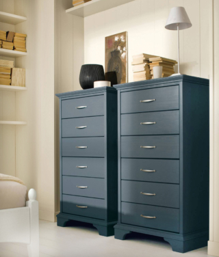 Un'intensa colorazione per il settimanale Ariette di Scandola Mobili che è completamente realizzato  in legno massello di abete, con vernici all'acqua atossiche, e poggia su un basamento con zoccolo aperto. Misura L 72 x P 50 x H 125,5 cm. Prezzo a partire da 1.450 euro + IVA. www.scandolamobili.it