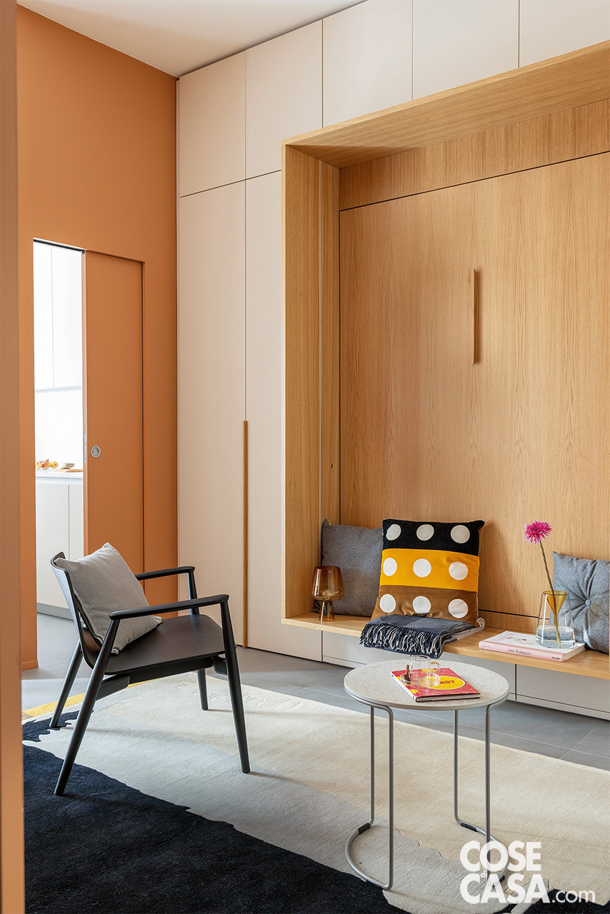 soggiorno con letto a scomparsa e porta della mini cucina soggiorno con letto a scomparsa e porta della mini cucina