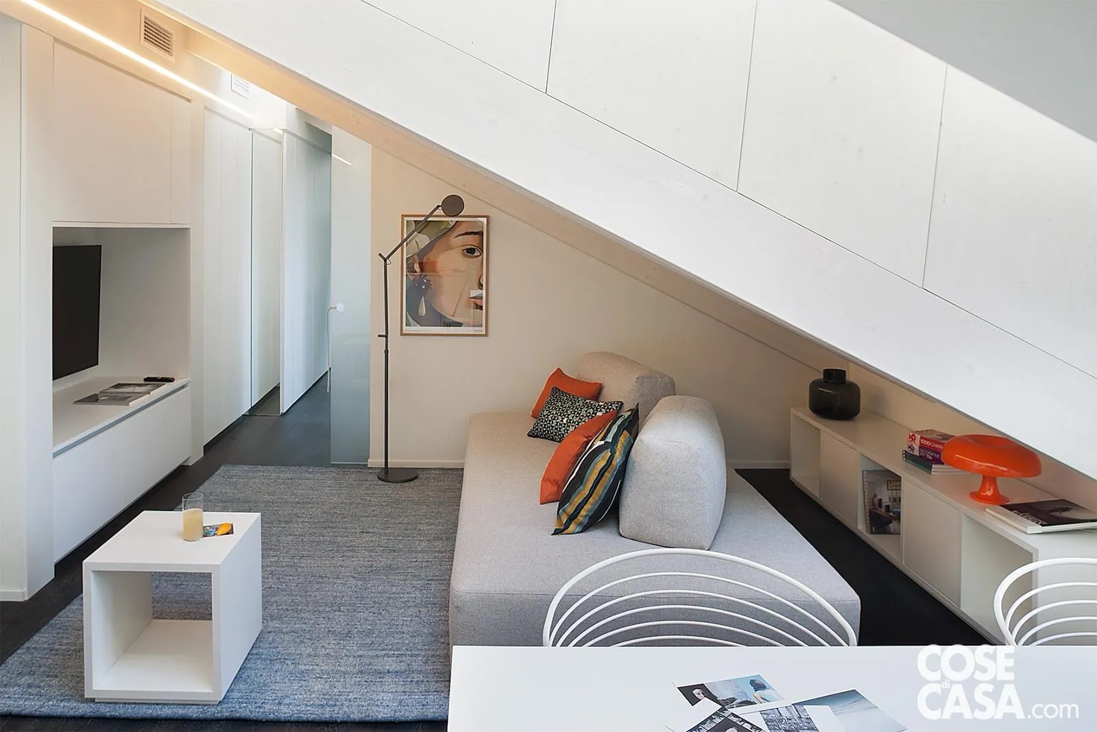 In salotto, il divano a isola, Sanders di Ditre Italia, ha schienali rimovibili e riposizionabili, così ci si può rivolgere verso la tv o sul lato opposto. All’occorrenza può anche diventare un letto. Grigio perla, è impreziosito da cuscini décor: l’arancione di Arketicom, quello fantasia di Élitis. In nuance, la lampada da tavolo Nessino di Artemide. Della stessa azienda la piantana Demetra posta davanti alla stampa Kinfolk-The Poster Club. Foto: Cristina Fiorentini – Styling Laura Mauceri. Progetto: bdstudio – arch. Alberto Barbieri, Via Caravaggio 2, Milano Segrate, Tel. 02/94343531 – http://www.bdstudio.com. Clicca qui per vedere tutta la casa In salotto, il divano a isola, Sanders di Ditre Italia, ha schienali rimovibili e riposizionabili, così ci si può rivolgere verso la tv o sul lato opposto. All’occorrenza può anche diventare un letto. Grigio perla, è impreziosito da cuscini décor: l’arancione di Arketicom, quello fantasia di Élitis. In nuance, la lampada da tavolo Nessino di Artemide. Della stessa azienda la piantana Demetra posta davanti alla stampa Kinfolk-The Poster Club. Foto: Cristina Fiorentini – Styling Laura Mauceri. Progetto: bdstudio – arch. Alberto Barbieri, Via Caravaggio 2, Milano Segrate, Tel. 02/94343531 – http://www.bdstudio.com. Clicca qui per vedere tutta la casa