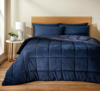 È rivestita in micropile effetto velluto a coste la trapunta blu notte Cosy Cord di Catherine Lansfield in vendita su Bonami: è realizzata in 100% poliestere e ha il lato inferiore effetto peluche. Misura L 200 x P 220 cm. Prezzo 60 euro. www.bonami.it È rivestita in micropile effetto velluto a coste la trapunta blu notte Cosy Cord di Catherine Lansfield in vendita su Bonami: è realizzata in 100% poliestere e ha il lato inferiore effetto peluche. Misura L 200 x P 220 cm. Prezzo 60 euro. www.bonami.it