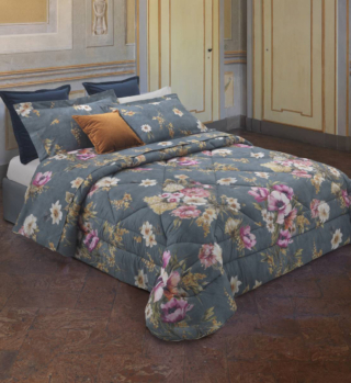 Fa parte della Collezione Mirabello Fleurs la trapunta Flamish Bouquet in percalle Louisiana in puro cotone decorato da una raffinata stampa con grandi corolle bianche e violacee su un fondo grigio scuro. Misura L 260 x P 270 cm. Prezzo a partire da 278 euro. www.mirabellocarrara.it Fa parte della Collezione Mirabello Fleurs la trapunta Flamish Bouquet in percalle Louisiana in puro cotone decorato da una raffinata stampa con grandi corolle bianche e violacee su un fondo grigio scuro. Misura L 260 x P 270 cm. Prezzo a partire da 278 euro. www.mirabellocarrara.it