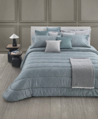 Finissimo raso di cotone azzurro polvere per la trapunta matrimoniale Herringbone di Trussardi Home Linen by Mirabello Carrara che, insieme ai cuscini in gradazione, dà vita ad un'isola relax; è imbottita in poliestere. Misura L 260 x P 270 cm. Prezzo a partire da 481 euro. www.mirabellocarrara.it Finissimo raso di cotone azzurro polvere per la trapunta matrimoniale Herringbone di Trussardi Home Linen by Mirabello Carrara che, insieme ai cuscini in gradazione, dà vita ad un'isola relax; è imbottita in poliestere. Misura L 260 x P 270 cm. Prezzo a partire da 481 euro. www.mirabellocarrara.it