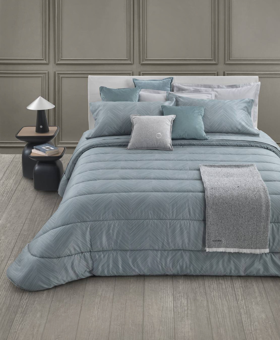 Finissimo raso di cotone azzurro polvere per la trapunta matrimoniale Herringbone di Trussardi Home Linen by Mirabello Carrara che, insieme ai cuscini in gradazione, dà vita ad un'isola relax; è imbottita in poliestere. Misura L 260 x P 270 cm. Prezzo a partire da 481 euro. www.mirabellocarrara.it Finissimo raso di cotone azzurro polvere per la trapunta matrimoniale Herringbone di Trussardi Home Linen by Mirabello Carrara che, insieme ai cuscini in gradazione, dà vita ad un'isola relax; è imbottita in poliestere. Misura L 260 x P 270 cm. Prezzo a partire da 481 euro. www.mirabellocarrara.it