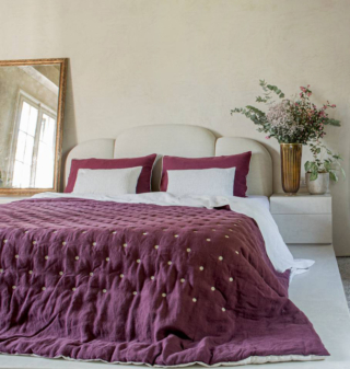 La trapunta Linen Quilt di Once Milano è fatta a mano in 100% lino italiano ed è caratterizzata da un lato colorato e da un lato naturale; è imbottita in poliestere. Misura L 260 x P 220 cm. Prezzo a partire da 585,17 euro. www.oncemilano.com La trapunta Linen Quilt di Once Milano è fatta a mano in 100% lino italiano ed è caratterizzata da un lato colorato e da un lato naturale; è imbottita in poliestere. Misura L 260 x P 220 cm. Prezzo a partire da 585,17 euro. www.oncemilano.com