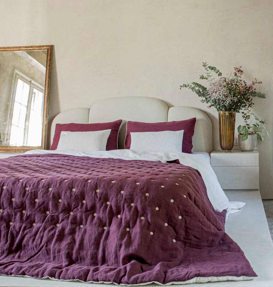 La trapunta Linen Quilt di Once Milano è fatta a mano in 100% lino italiano ed è caratterizzata da un lato colorato e da un lato naturale; è imbottita in poliestere. Misura L 260 x P 220 cm. Prezzo a partire da 585,17 euro. www.oncemilano.com La trapunta Linen Quilt di Once Milano è fatta a mano in 100% lino italiano ed è caratterizzata da un lato colorato e da un lato naturale; è imbottita in poliestere. Misura L 260 x P 220 cm. Prezzo a partire da 585,17 euro. www.oncemilano.com