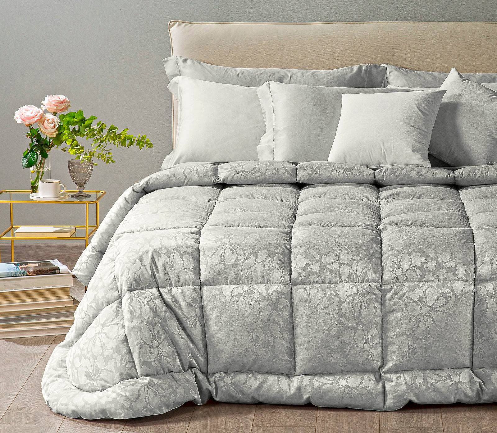 Ha un aspetto “sontuoso” la trapunta Sonnopiuma di Caleffi che è rivestita in raso jacquard, tinto filo in una raffinata tonalità grigio perla, e imbottita in piuma 235 gr. Misura L 270 x P 260 cm. Prezzo a partire da 648 euro. www.caleffionline.it Ha un aspetto “sontuoso” la trapunta Sonnopiuma di Caleffi che è rivestita in raso jacquard, tinto filo in una raffinata tonalità grigio perla, e imbottita in piuma 235 gr. Misura L 270 x P 260 cm. Prezzo a partire da 648 euro. www.caleffionline.it