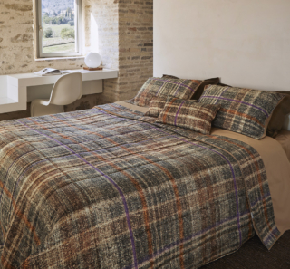 Fa parte della collezione Tartan di Fazzini la trapunta, nella variante tortora con tocchi arancio e viola, che è rivestita in raso 300TC di puro cotone ed è decorata da una preziosa stampa digitale che si ispira ai motivi della tradizione anglosassone. È rifinita a mano e ha due angoli sagomati; inoltre, la calandratura della superficie impedisce il peeling e rallenta la penetrazione dell'aria fredda dall'esterno creando condizioni di benessere ottimali. Misura L 270 x P 270 cm. Prezzo 285 euro. www.fazzinihome.com Fa parte della collezione Tartan di Fazzini la trapunta, nella variante tortora con tocchi arancio e viola, che è rivestita in raso 300TC di puro cotone ed è decorata da una preziosa stampa digitale che si ispira ai motivi della tradizione anglosassone. È rifinita a mano e ha due angoli sagomati; inoltre, la calandratura della superficie impedisce il peeling e rallenta la penetrazione dell'aria fredda dall'esterno creando condizioni di benessere ottimali. Misura L 270 x P 270 cm. Prezzo 285 euro. www.fazzinihome.com