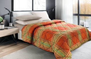 Una fantasia geometrica, nell'allegra e scenografica variante Papaya, stampata su tessuto Sweet Touch, in morbida saia jacquard, per la trapunta William della Collezione Joy di Gabel 1957. É imbottita in morbida fibra anallergica di poliestere ed è certificata STeP by Oeko-Tex. Misura L 260 x P 260 cm. Prezzo 141 euro. www.gabel1957.com Una fantasia geometrica, nell'allegra e scenografica variante Papaya, stampata su tessuto Sweet Touch, in morbida saia jacquard, per la trapunta William della Collezione Joy di Gabel 1957. É imbottita in morbida fibra anallergica di poliestere ed è certificata STeP by Oeko-Tex. Misura L 260 x P 260 cm. Prezzo 141 euro. www.gabel1957.com