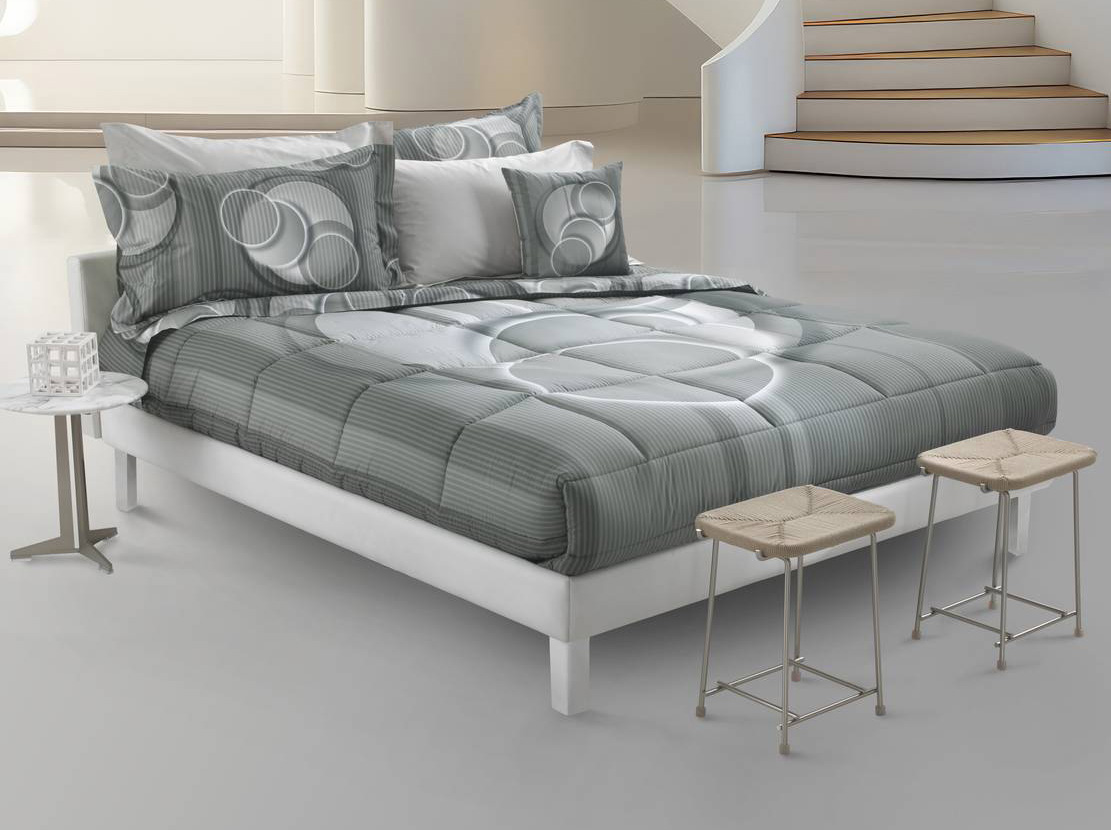 La trapunta Xiamen della Collezione BedArt by Carrara ha il lato superiore in cotone, decorato da una raffinata stampa con un motivo di cerchi nei toni del grigio, e il retro tinta unita; ha una trapuntatura a quadrotti e gli angoli arrotondati. Misura L 270 x P 260 cm. Prezzo a partire da 283 euro. www.mirabellocarrara.it La trapunta Xiamen della Collezione BedArt by Carrara ha il lato superiore in cotone, decorato da una raffinata stampa con un motivo di cerchi nei toni del grigio, e il retro tinta unita; ha una trapuntatura a quadrotti e gli angoli arrotondati. Misura L 270 x P 260 cm. Prezzo a partire da 283 euro. www.mirabellocarrara.it