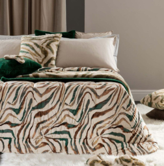 Si ispira al manto delle zebre l'originale trapunta Zama di Riviera in vendita su Carillo Home che ha il fronte in velluto stampato con trapuntatura a quadri e il retro in puro cotone con certificazione OEKO TEX. La superficie chiara è decorata da pennellate verdi e marroni. Misura L 260 x P 270 cm. Prezzo 199,90 euro. www.carillohome.com Si ispira al manto delle zebre l'originale trapunta Zama di Riviera in vendita su Carillo Home che ha il fronte in velluto stampato con trapuntatura a quadri e il retro in puro cotone con certificazione OEKO TEX. La superficie chiara è decorata da pennellate verdi e marroni. Misura L 260 x P 270 cm. Prezzo 199,90 euro. www.carillohome.com
