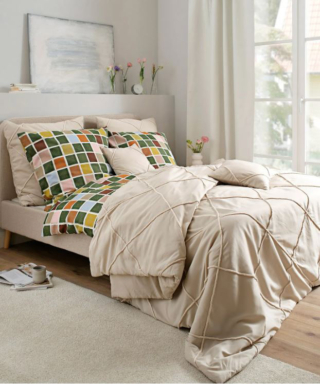 Un'imbottitura leggera per il copriletto trapuntato (Codice articolo 92702395) di Bonprix in 100% poliestere beige che lo rende robusto e piacevole al tatto. La colorazione chiara permette di abbinarlo facilmente anche a lenzuola fantasia. È disponibile in ben otto formati per adattarsi a qualsiasi letto. Misura L 240 x P 250 cm. Prezzo 93,99 euro. www.bonprix.it Un'imbottitura leggera per il copriletto trapuntato (Codice articolo 92702395) di Bonprix in 100% poliestere beige che lo rende robusto e piacevole al tatto. La colorazione chiara permette di abbinarlo facilmente anche a lenzuola fantasia. È disponibile in ben otto formati per adattarsi a qualsiasi letto. Misura L 240 x P 250 cm. Prezzo 93,99 euro. www.bonprix.it