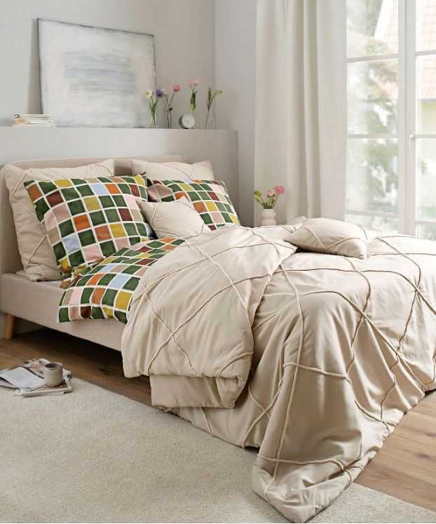 Un'imbottitura leggera per il copriletto trapuntato (Codice articolo 92702395) di Bonprix in 100% poliestere beige che lo rende robusto e piacevole al tatto. La colorazione chiara permette di abbinarlo facilmente anche a lenzuola fantasia. È disponibile in ben otto formati per adattarsi a qualsiasi letto. Misura L 240 x P 250 cm. Prezzo 93,99 euro. www.bonprix.it Un'imbottitura leggera per il copriletto trapuntato (Codice articolo 92702395) di Bonprix in 100% poliestere beige che lo rende robusto e piacevole al tatto. La colorazione chiara permette di abbinarlo facilmente anche a lenzuola fantasia. È disponibile in ben otto formati per adattarsi a qualsiasi letto. Misura L 240 x P 250 cm. Prezzo 93,99 euro. www.bonprix.it