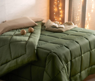 La trapunta in puro raso di cotone di Perdormire, disponibile in 72 varianti di colore, nella variante double face e in tre formati, è decorata da una cucitura a pantografo. È calda e leggera, infatti pesa solo 300 g. Prezzo 318 euro per la versione matrimoniale. www.perdormire.com La trapunta in puro raso di cotone di Perdormire, disponibile in 72 varianti di colore, nella variante double face e in tre formati, è decorata da una cucitura a pantografo. È calda e leggera, infatti pesa solo 300 g. Prezzo 318 euro per la versione matrimoniale. www.perdormire.com