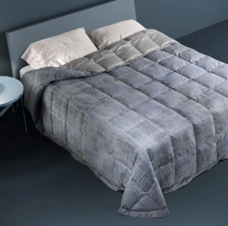 È imbottita in 100% piumino la trapunta fantasia Contemporanea 13005A di Daunenstep che è calda, morbida, leggera, con elevate capacità termoregolanti e traspiranti; inoltre è garantita 10 anni. Esternamente è rivestita in cotone con una trapuntatura a quadri fissi che mantiene il calore uniforme su tutta la superficie per tutta la notte. Misura L 260 x P 270 cm. Prezzo 699 euro. www.daunenstep.com È imbottita in 100% piumino la trapunta fantasia Contemporanea 13005A di Daunenstep che è calda, morbida, leggera, con elevate capacità termoregolanti e traspiranti; inoltre è garantita 10 anni. Esternamente è rivestita in cotone con una trapuntatura a quadri fissi che mantiene il calore uniforme su tutta la superficie per tutta la notte. Misura L 260 x P 270 cm. Prezzo 699 euro. www.daunenstep.com