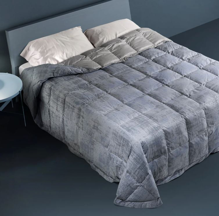 È imbottita in 100% piumino la trapunta fantasia Contemporanea 13005A di Daunenstep che è calda, morbida, leggera, con elevate capacità termoregolanti e traspiranti; inoltre è garantita 10 anni. Esternamente è rivestita in cotone con una trapuntatura a quadri fissi che mantiene il calore uniforme su tutta la superficie per tutta la notte. Misura L 260 x P 270 cm. Prezzo 699 euro. www.daunenstep.com È imbottita in 100% piumino la trapunta fantasia Contemporanea 13005A di Daunenstep che è calda, morbida, leggera, con elevate capacità termoregolanti e traspiranti; inoltre è garantita 10 anni. Esternamente è rivestita in cotone con una trapuntatura a quadri fissi che mantiene il calore uniforme su tutta la superficie per tutta la notte. Misura L 260 x P 270 cm. Prezzo 699 euro. www.daunenstep.com