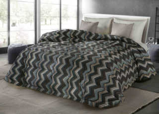 Un motivo grafico nelle raffinate tonalità scure decora tutta la trapunta della linea CreArt di Cinelli Piume e Piumini: è rivestita in puro cotone a tenuta di piuma ed è imbottita con 95% piuma d'oca. Misura L 270 x P 260 cm. Prezzo 583 euro. www.cinellipiumini.it Un motivo grafico nelle raffinate tonalità scure decora tutta la trapunta della linea CreArt di Cinelli Piume e Piumini: è rivestita in puro cotone a tenuta di piuma ed è imbottita con 95% piuma d'oca. Misura L 270 x P 260 cm. Prezzo 583 euro. www.cinellipiumini.it