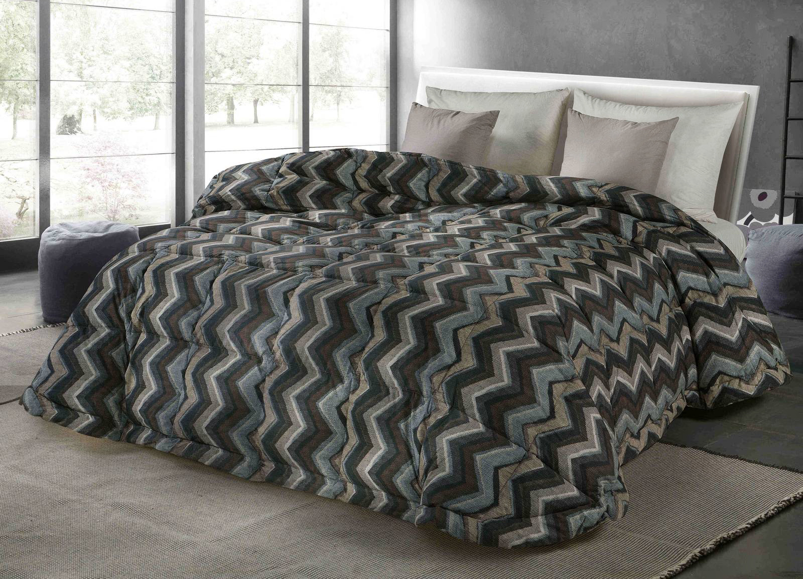 Un motivo grafico nelle raffinate tonalità scure decora tutta la trapunta della linea CreArt di Cinelli Piume e Piumini: è rivestita in puro cotone a tenuta di piuma ed è imbottita con 95% piuma d'oca. Misura L 270 x P 260 cm. Prezzo 583 euro. www.cinellipiumini.it Un motivo grafico nelle raffinate tonalità scure decora tutta la trapunta della linea CreArt di Cinelli Piume e Piumini: è rivestita in puro cotone a tenuta di piuma ed è imbottita con 95% piuma d'oca. Misura L 270 x P 260 cm. Prezzo 583 euro. www.cinellipiumini.it