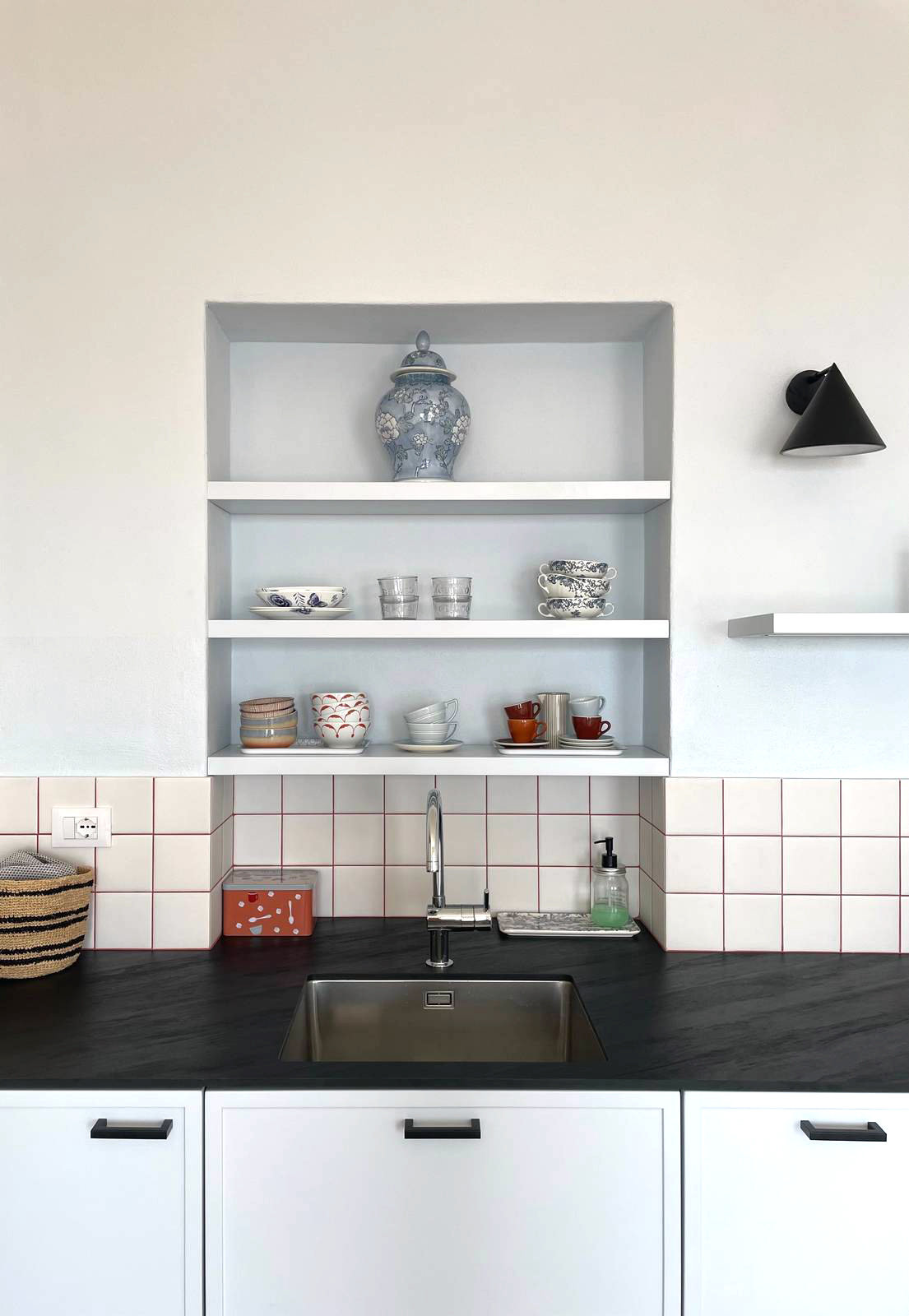 1.2 cucina dopo con nicchia e piano nero ardesia 1.2 cucina dopo con nicchia e piano nero ardesia