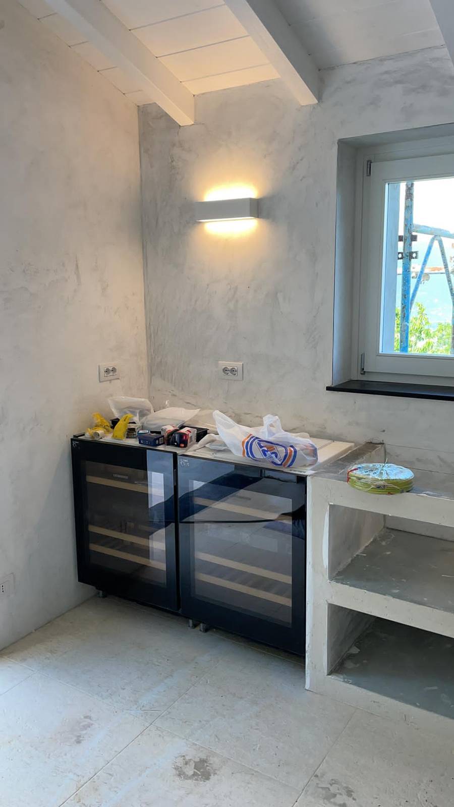 Nella parte finale della cucina in muratura, vicino all’angolo, è stato lasciato un vano aperto nel quale sono state inserite due cantinette per i vini. Gli altri spazi sono invece stati lasciati aperti per ospitare oggetti che possono stare all’aperto, con funzione anche decorativa. Nella parte finale della cucina in muratura, vicino all’angolo, è stato lasciato un vano aperto nel quale sono state inserite due cantinette per i vini. Gli altri spazi sono invece stati lasciati aperti per ospitare oggetti che possono stare all’aperto, con funzione anche decorativa.