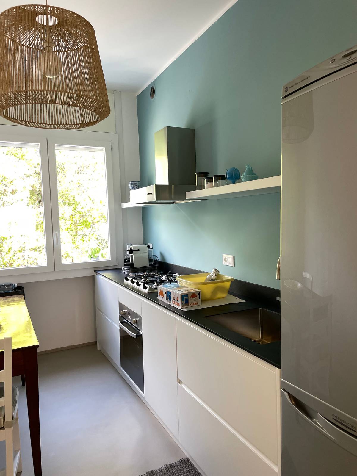 2.2 dopo, cucina bianca con piano nero e parete azzurra 2.2 dopo, cucina bianca con piano nero e parete azzurra