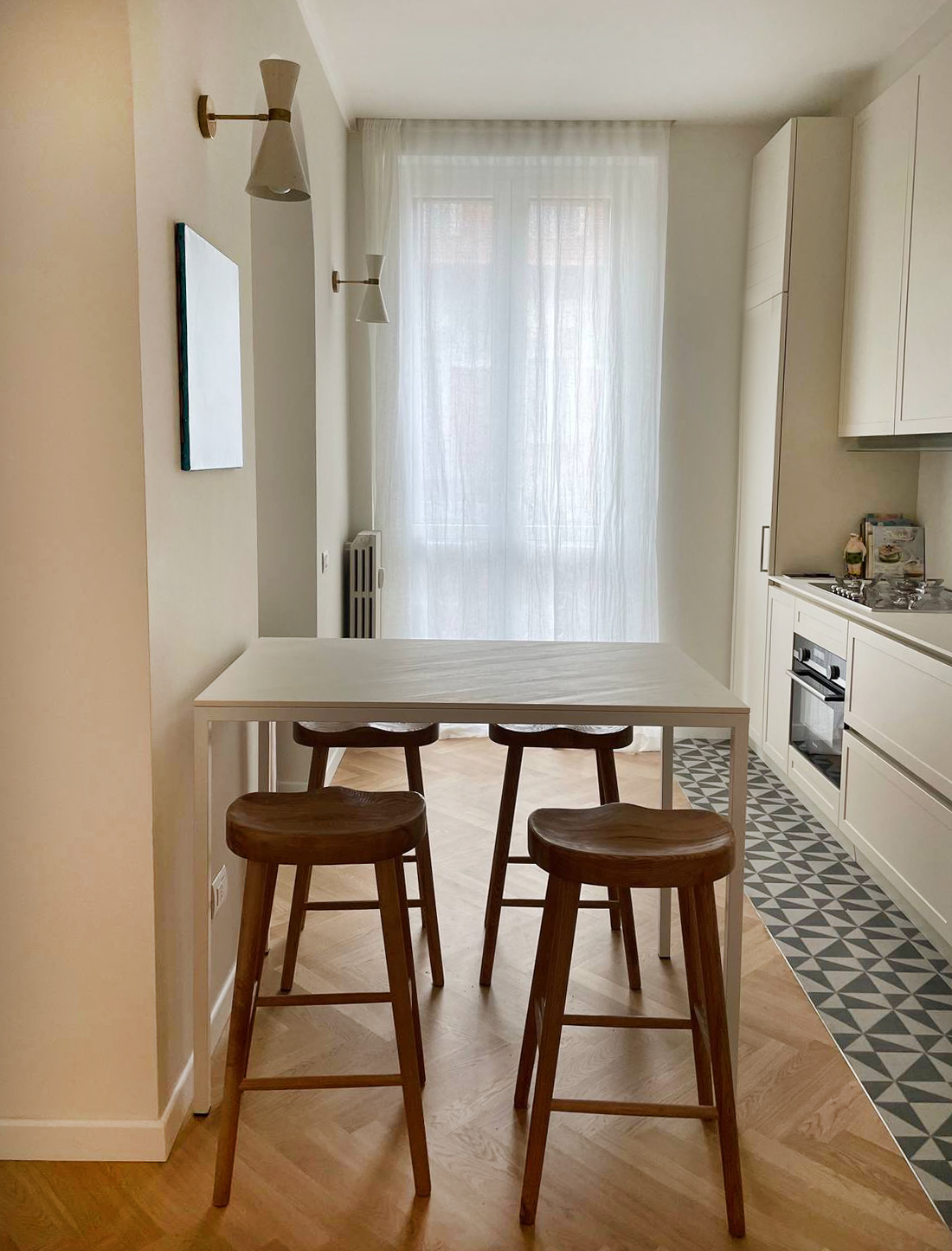 Cucina dopo la ristrutturazione, lineare classica, color panna con tavolo alto e sgabelli Cucina dopo la ristrutturazione, lineare classica, color panna con tavolo alto e sgabelli