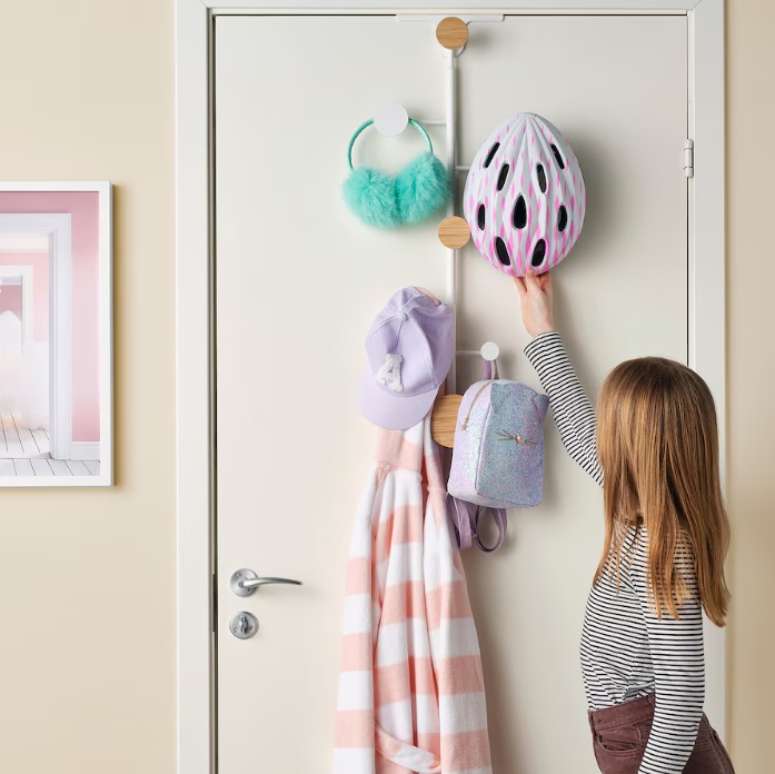 L'attaccapanni per porta Bärfis è un'idea smart per tenere in ordine cappotti, vestiti, accappatoi, borse e piccoli accessori occupando uno spazio minimo. Si appende infatti al lato superiore della porta e ha un'altezza regolabile, in modo che il bambino possa raggiungere comodamente ogni pomello, contribuendo a tenere in ordine la propria cameretta. Prezzo 25 euro.