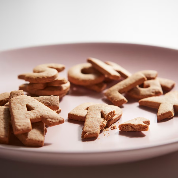 I biscotti a forma di lettere dell'alfabeto Kafferep, con il loro delicato sapore di vaniglia non sono solo buoni da mangiare, ma possono anche essere usati in maniera originale per completare la tavola di Natale. Perché non appoggiare un biscotto con l'iniziale degli ospiti sul posto a loro assegnato, come se fosse un segnaposto? Prezzo 2 euro.