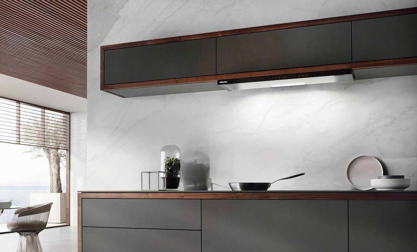 La cappa piatta da incasso nel pensile DAS 4931 125 Edition di Miele, con estetica
nero ossidiana, ha connessione in rete
con Con@ctivity e Miele@home. In classe energetica A+++, raggiunge una portata massima del flusso d’aria di 722 mc/h. L’illuminazione è uniforme grazie al listello
a Led. È lunga 90 cm. Costa 1.399 euro. www.miele.it La cappa piatta da incasso nel pensile DAS 4931 125 Edition di Miele, con estetica
nero ossidiana, ha connessione in rete
con Con@ctivity e Miele@home. In classe energetica A+++, raggiunge una portata massima del flusso d’aria di 722 mc/h. L’illuminazione è uniforme grazie al listello
a Led. È lunga 90 cm. Costa 1.399 euro. www.miele.it