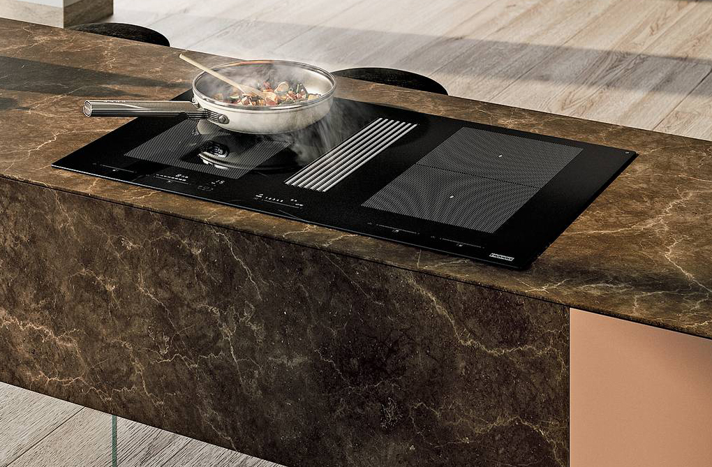 Ha cappa integrata con capacità di aspirazione massima intensiva di 600 mc/h il piano cottura aspirante Mythos 2Gether Icon Steel FMY
8391 HI di Franke. È in classe
di efficienza energetica A+.
Il piano a induzione,
con estetica vetro nero,
ha 4 zone cottura, di cui due flexi. Misura L 83 x P 52 cm.
Costa, Iva esclusa, 2.499 euro. www.franke.com Ha cappa integrata con capacità di aspirazione massima intensiva di 600 mc/h il piano cottura aspirante Mythos 2Gether Icon Steel FMY
8391 HI di Franke. È in classe
di efficienza energetica A+.
Il piano a induzione,
con estetica vetro nero,
ha 4 zone cottura, di cui due flexi. Misura L 83 x P 52 cm.
Costa, Iva esclusa, 2.499 euro. www.franke.com