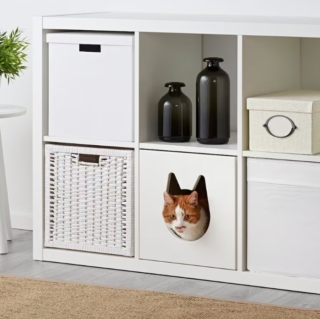 Ikea pensa anche agli amanti degli animali con un'idea regalo adatta a chi ha un amico a quattro zampe. La cassetta per gatti Kallax è infatti un comodo rifugio per il gatto di casa, dovrà potrà rilassarsi sentendosi al sicuro. La struttura ha le misure adatte per lo scaffale Kallax, inserendosi armoniosamente al suo interno. Prezzo 27 euro.