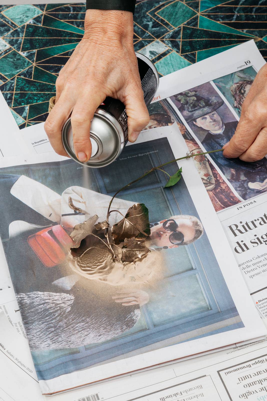 Spruzzare foglie e steli con spray dorato a distanza di 20 cm. Poi far asciugare Spruzzare foglie e steli con spray dorato a distanza di 20 cm. Poi far asciugare