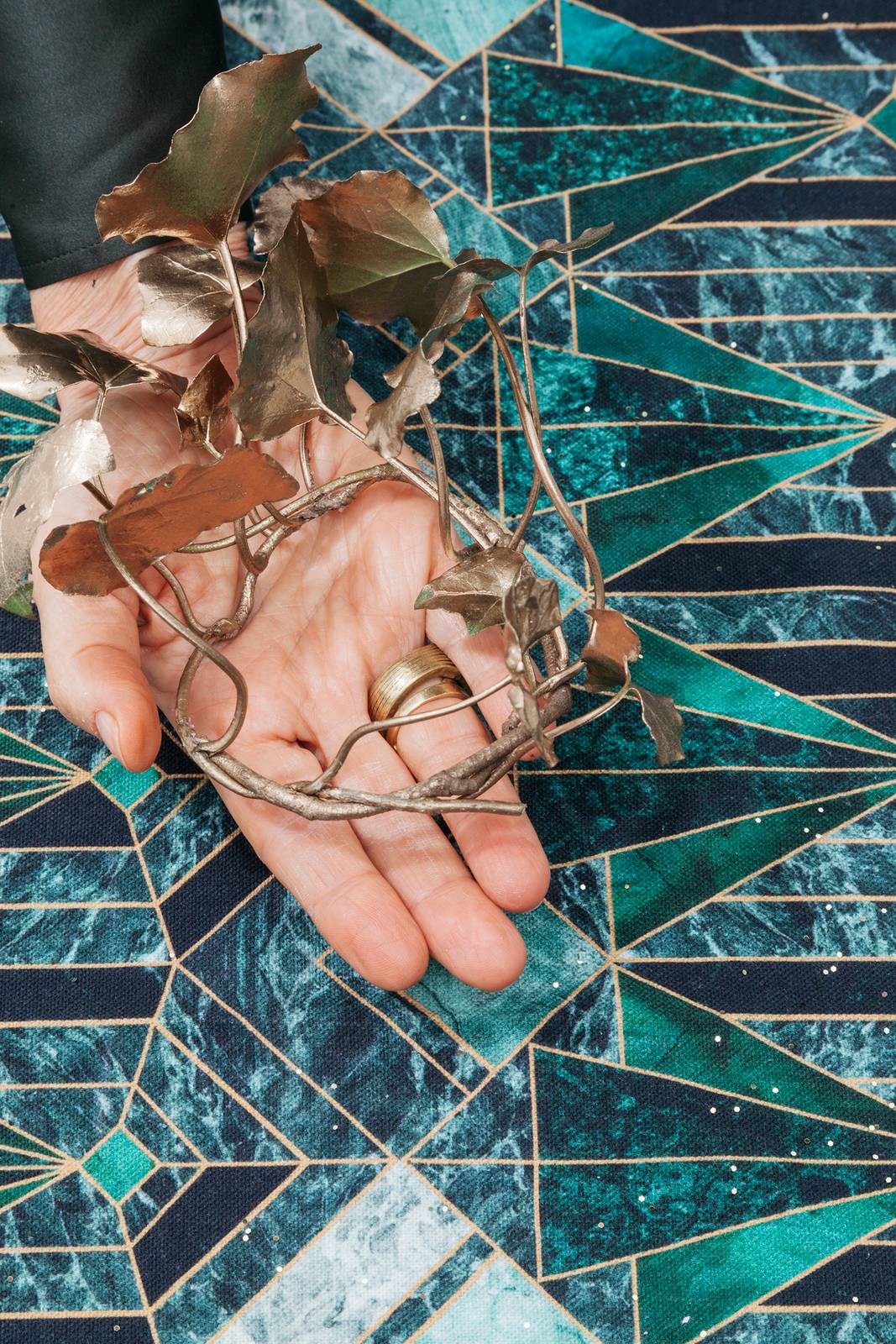 Quando il colore sull'edera sarà asciutto avvolgere ogni stelo su se stesso per formare due anelli Quando il colore sull'edera sarà asciutto avvolgere ogni stelo su se stesso per formare due anelli