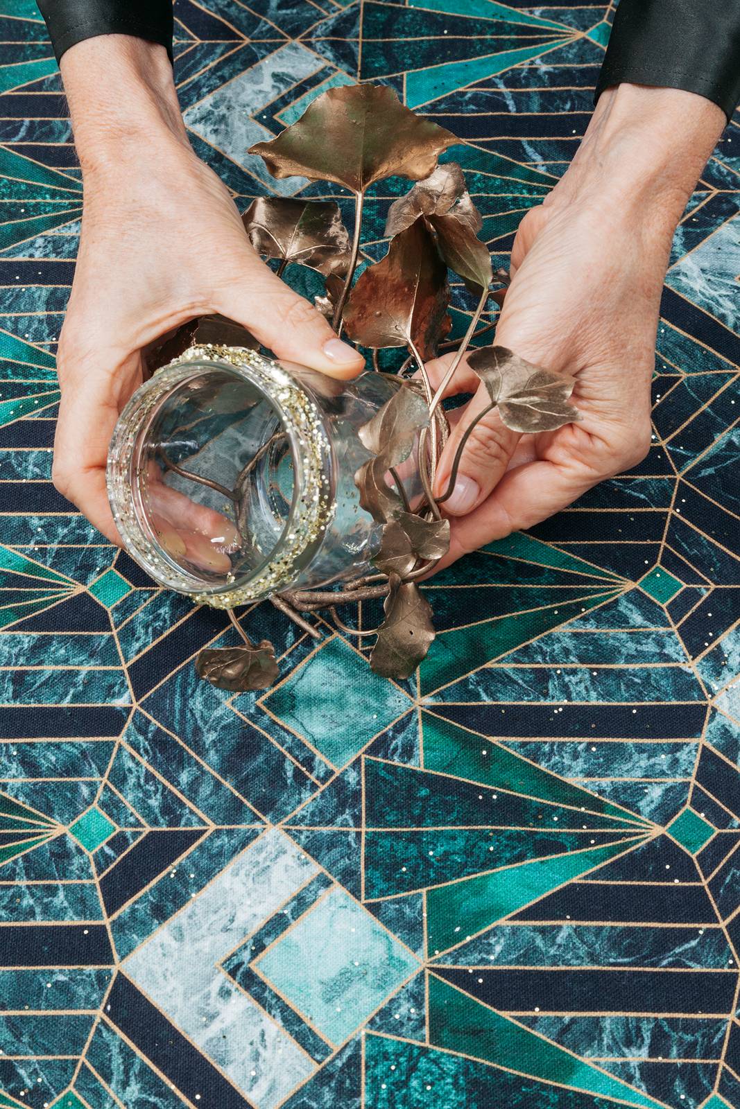 Avvolgere la base dei barattoli con l'anello di edera e stringerla perchè non si muova Avvolgere la base dei barattoli con l'anello di edera e stringerla perchè non si muova