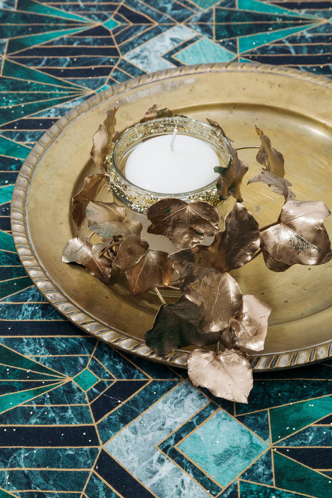 Posizionare i due vasi decorati e inserirvi le candele Posizionare i due vasi decorati e inserirvi le candele