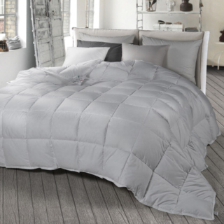 Il piumino Perla di Cinelli Piume e Piumini  è realizzato con materiali di altissima qualità, studiati per  . prestazioni eccezionali, morbidezza avvolgente e leggerezza unica, ha il rivestimento in 100% Cotone  Cambric e l’imbottitura in 95% piumino d’oca bianca ungherese. È un prodotto naturale al 100%, biodegradabile, sicuro, anallergico e igienico. Il tessuto esterno, in cotone a trama fitta, impedisce il passaggio di polveri, eliminando così uno dei principali fattori che favoriscono la proliferazione degli acari. Inoltre, i processi produttivi dell’azienda, con sistemi avanzati di sanificazione e sterilizzazione, garantiscono un ambiente privo di allergeni. Misura 250 x 215 cm. Prezzo al pubblico 460 euro. www.cinellipiumini.com Il piumino Perla di Cinelli Piume e Piumini  è realizzato con materiali di altissima qualità, studiati per  . prestazioni eccezionali, morbidezza avvolgente e leggerezza unica, ha il rivestimento in 100% Cotone  Cambric e l’imbottitura in 95% piumino d’oca bianca ungherese. È un prodotto naturale al 100%, biodegradabile, sicuro, anallergico e igienico. Il tessuto esterno, in cotone a trama fitta, impedisce il passaggio di polveri, eliminando così uno dei principali fattori che favoriscono la proliferazione degli acari. Inoltre, i processi produttivi dell’azienda, con sistemi avanzati di sanificazione e sterilizzazione, garantiscono un ambiente privo di allergeni. Misura 250 x 215 cm. Prezzo al pubblico 460 euro. www.cinellipiumini.com