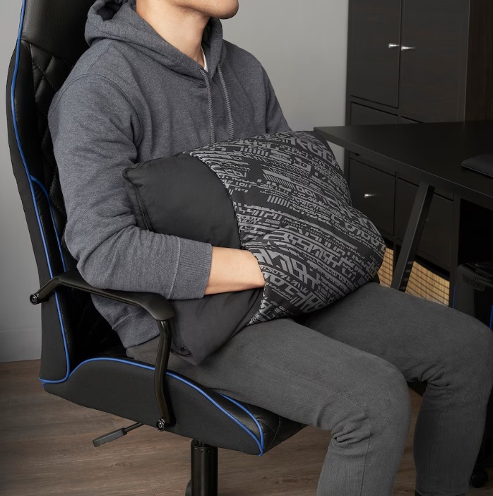 Il cuscino Lånespelare è molto più di un semplice cuscino: si trasforma infatti in un comodo sostegno lombare per stare seduti alla scrivania, in una calda coperta oppure in una comoda tuta da indossare nelle giornate più fredde. È lavabile in lavatrice, quindi molto facile da pulire. Prezzo 19.95 euro.